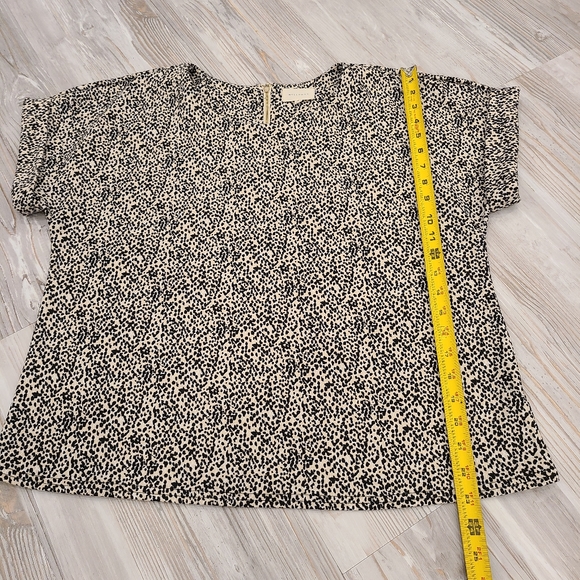 Melloday Animal Print Short Sleeved Blouse Size Medium 1/4 Zip Back - Picture 7 of 7